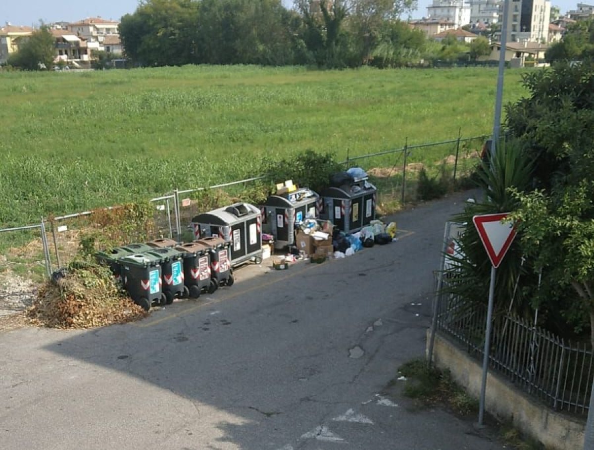 Marebello: rifiuti accatastati fuori dai cassonetti. La segnalazione -