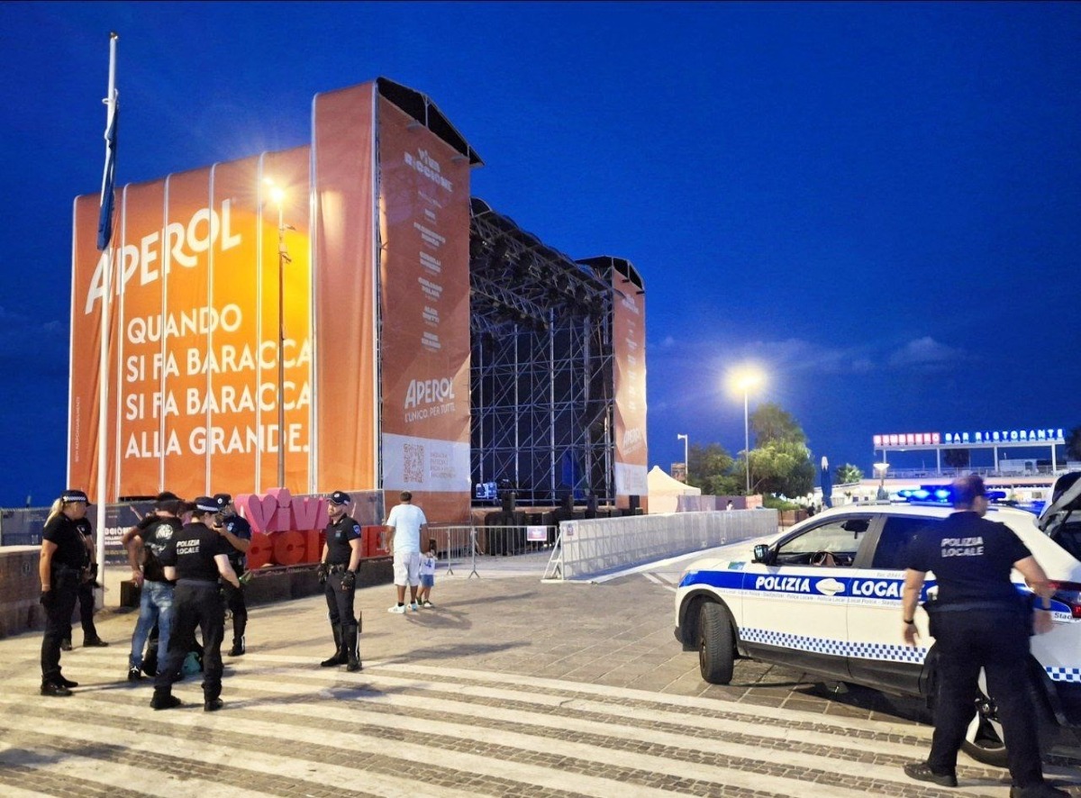Riccione, ruba cellulari e li nasconde in una siepe. Beccato dai proprietari mentre cerca di recuperarli - 