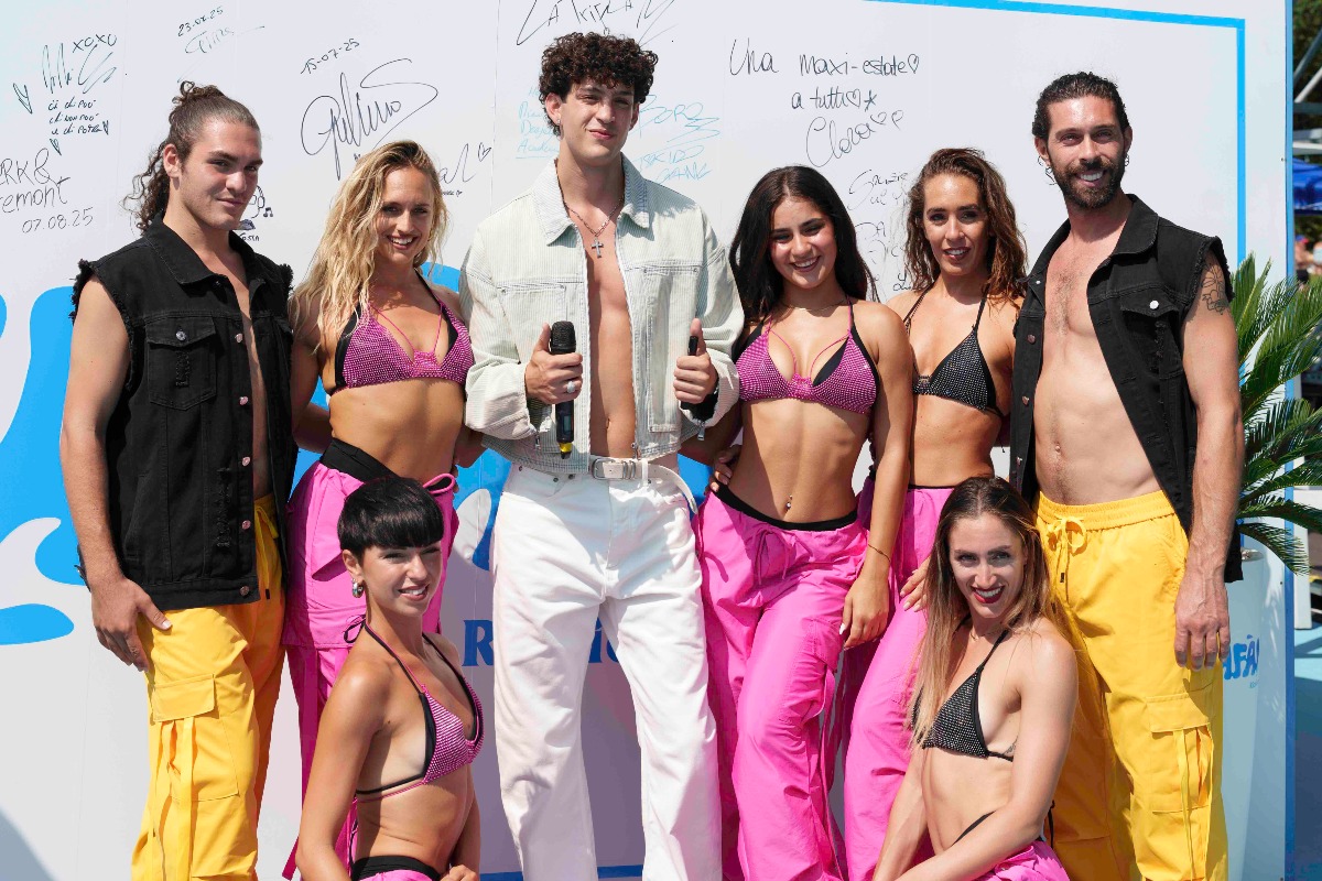 Acquafan Riccione: Mida ha fatto ballare tutti con una performance indimenticabile - 