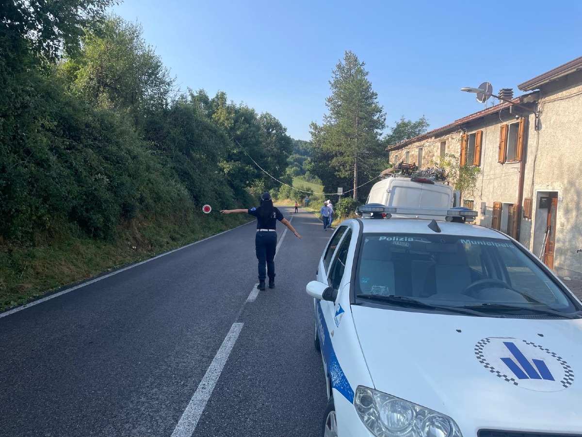 Paura sulla Marecchiese a Ponte Messa: cavo elettrico si abbassa sulla strada -