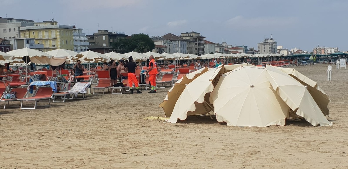 Viserba, 46enne stroncato da malore durante il bagno in mare - Decesso sulla spiaggia di Rimini