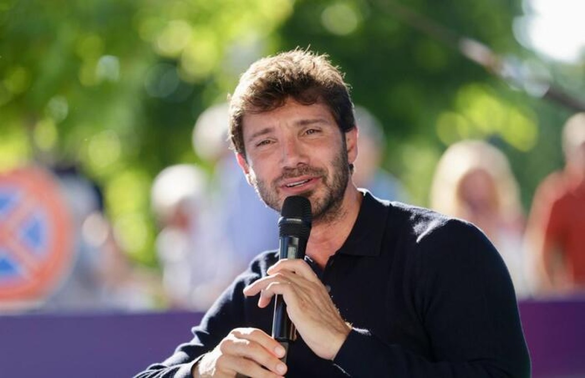 De Martino avvisato da un follower dei video intimi sul web - © Ansa
