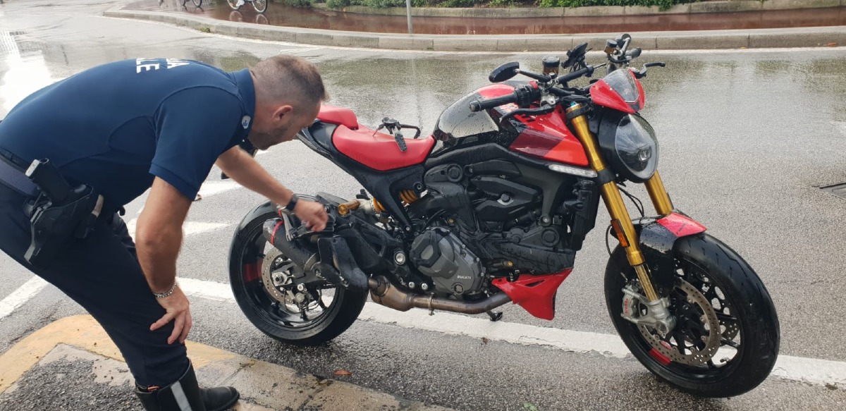 Sotto il temporale, violento scontro alla rotonda in zona Colonnella: grave centuaro - 