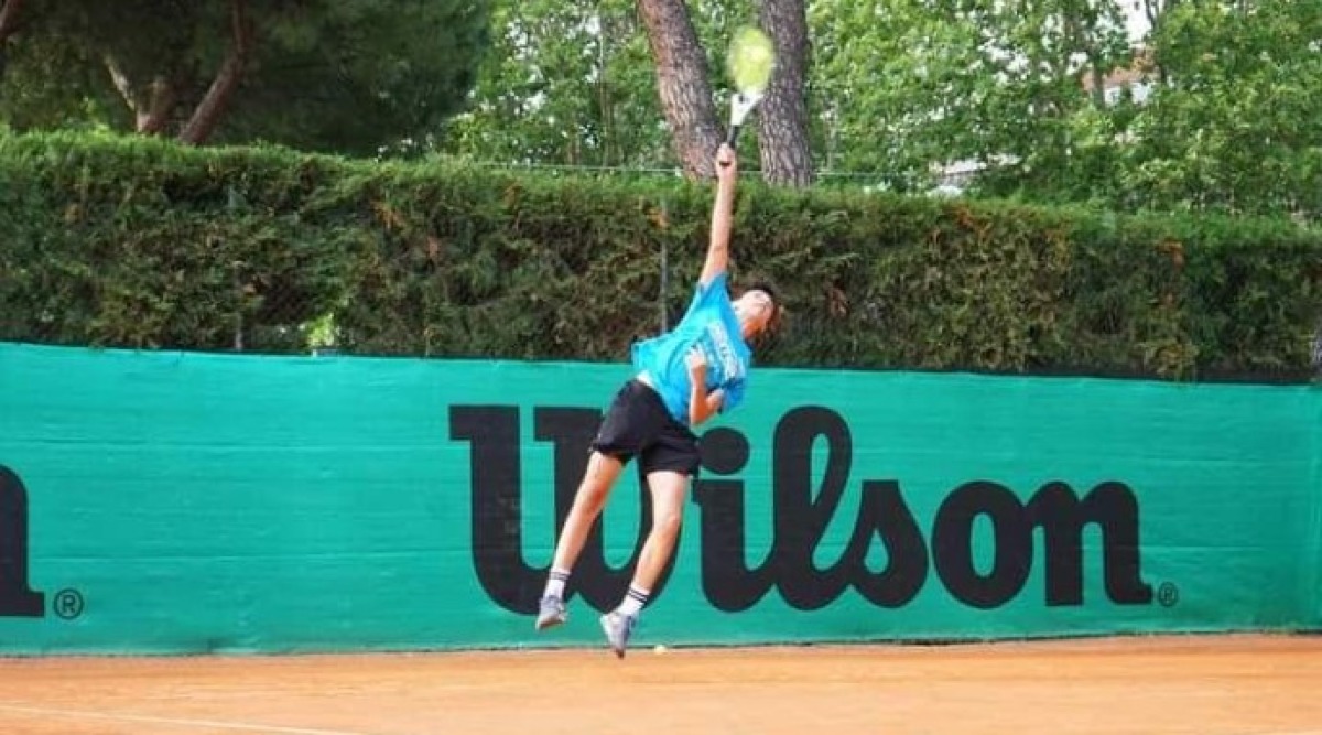 Tennis, memorial Cavioli: brillante esordio nel main-draw per Luca Butti - Luca Butti al servizio