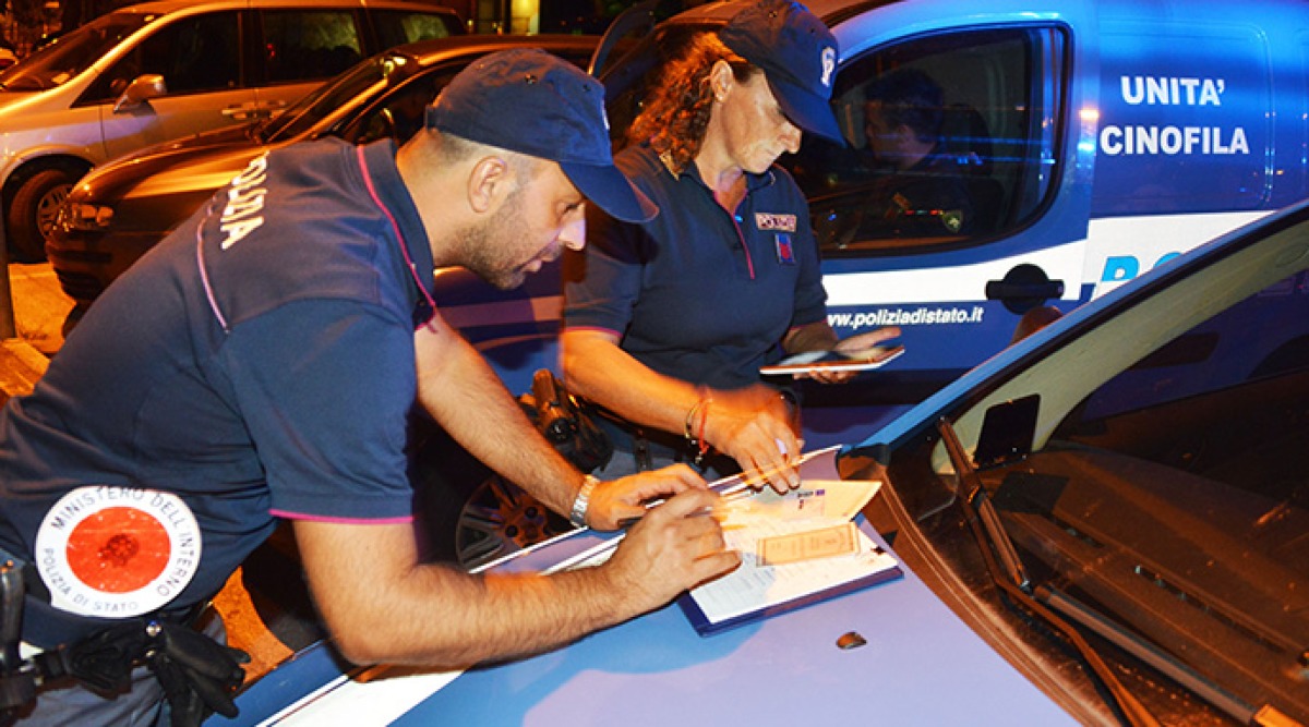 Alcol alla guida, due volte denunciato in 24 ore: per sfuggire al controllo, si scambia con la fidanzata - Controlli Polizia (Repertorio)