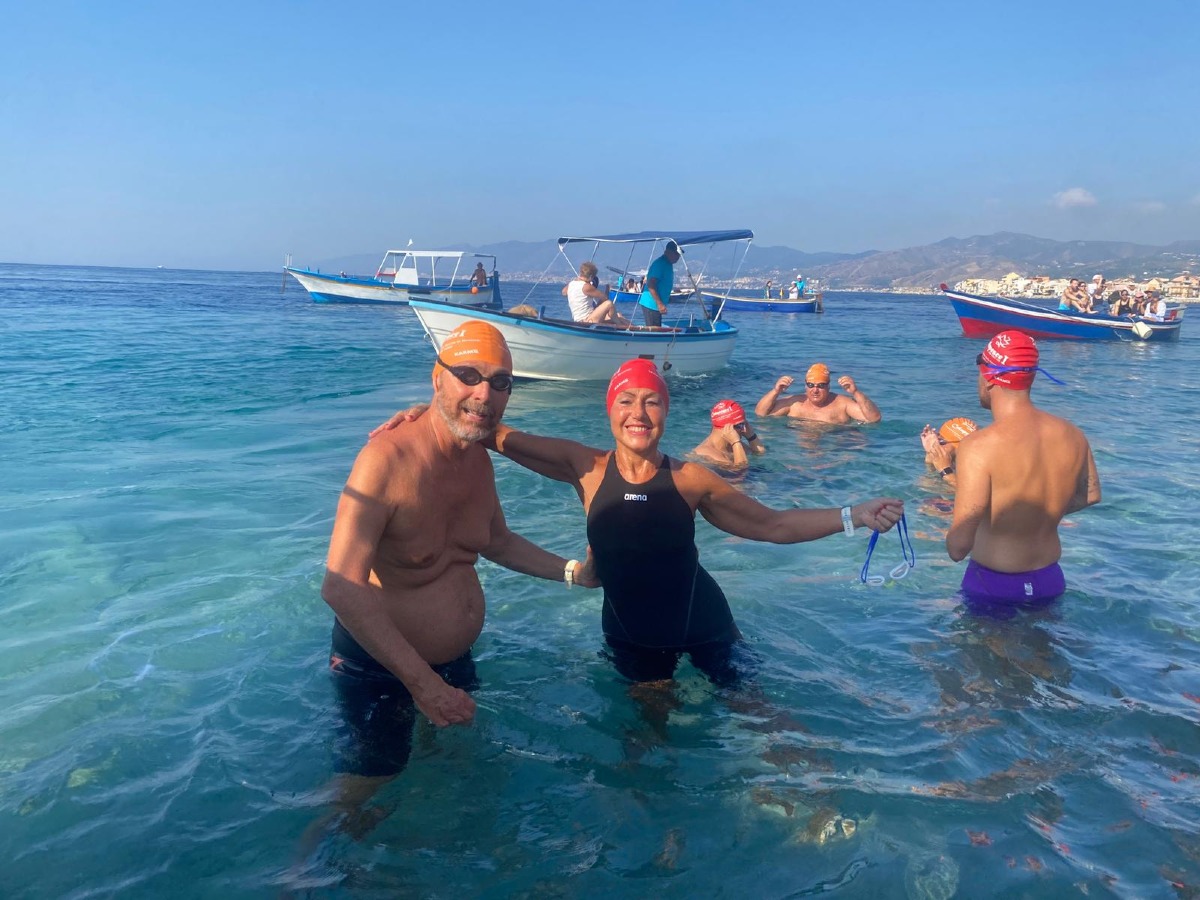 Attraversano lo Stretto di Messina a nuoto: la coppia di atleti Lucarelli-Migani di Riccione, di nuovo in azione -