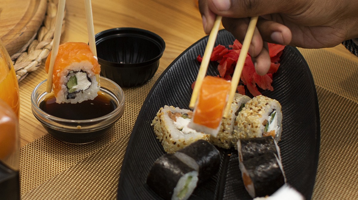 Evade dai domiciliari per una cena a base di sushi: 46enne arrestata nel Napoletano -