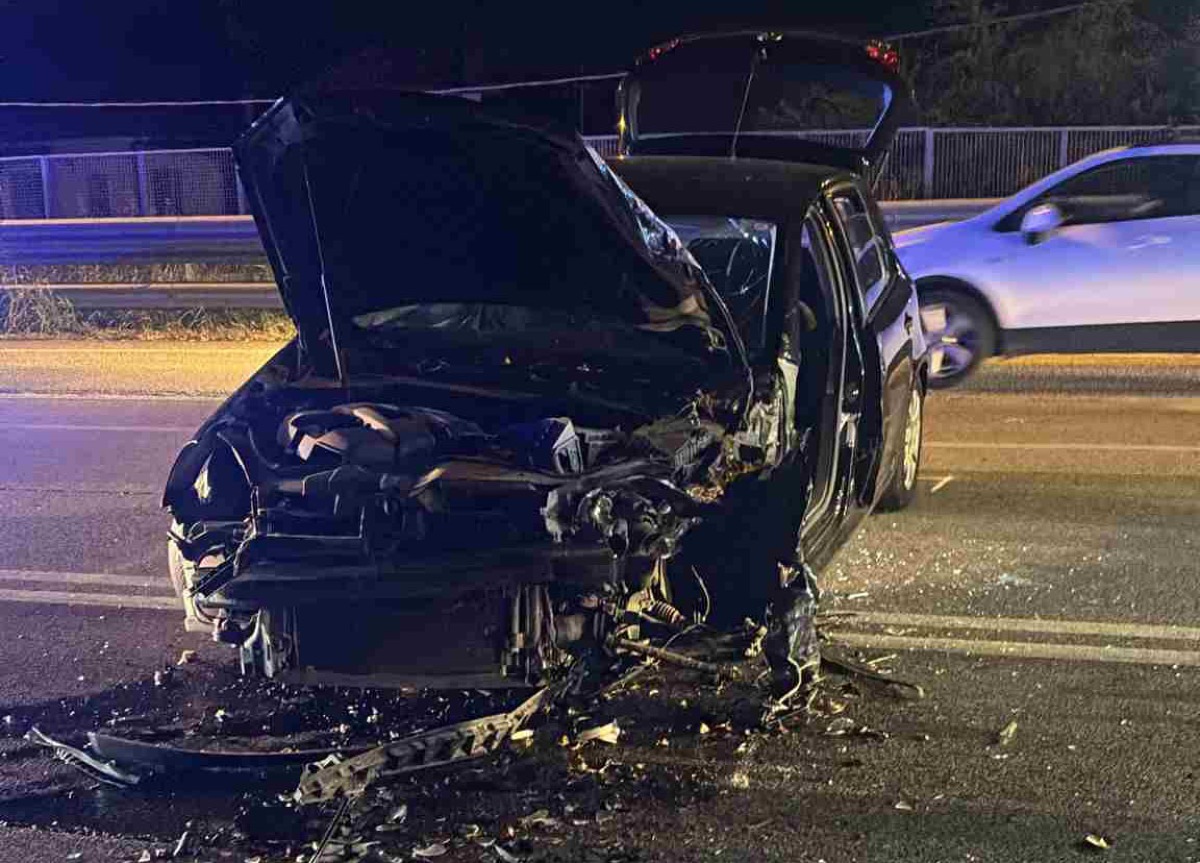 Rimini, auto invade la corsia opposta: violento frontale sulla Statale 16 -