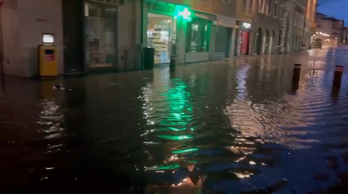 Lampi, fulmini e tuoni: supercella si abbatte su Rimini - Centro storico allagato