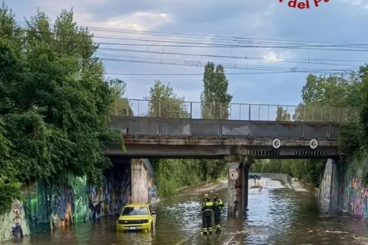 Supercella a Rimini: allagamenti, vie sommerse e interventi in corso - Ansa