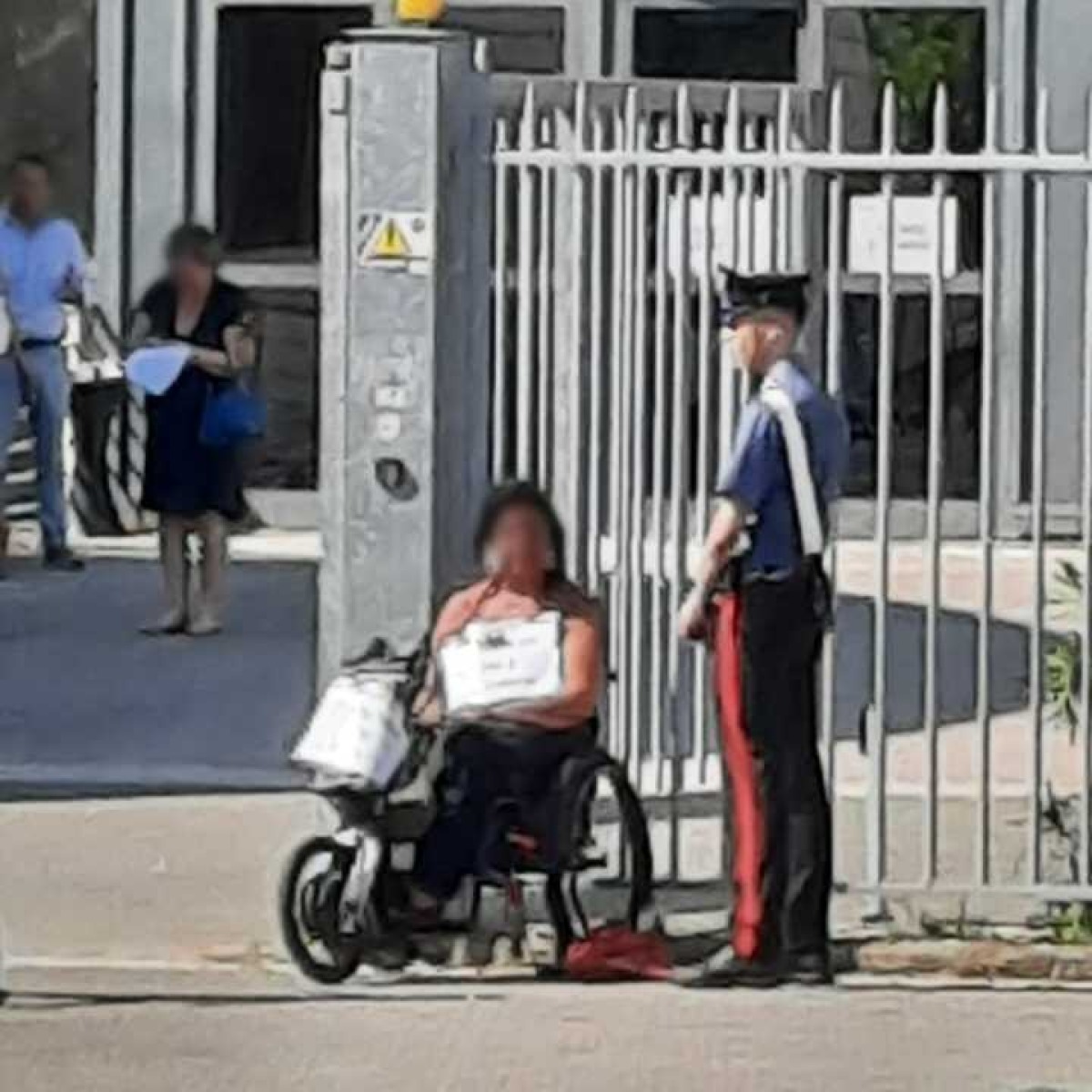 Rimini, protesta silenziosa davanti al Tribunale: «L’ingiustizia non si archivia». La segnalazione -