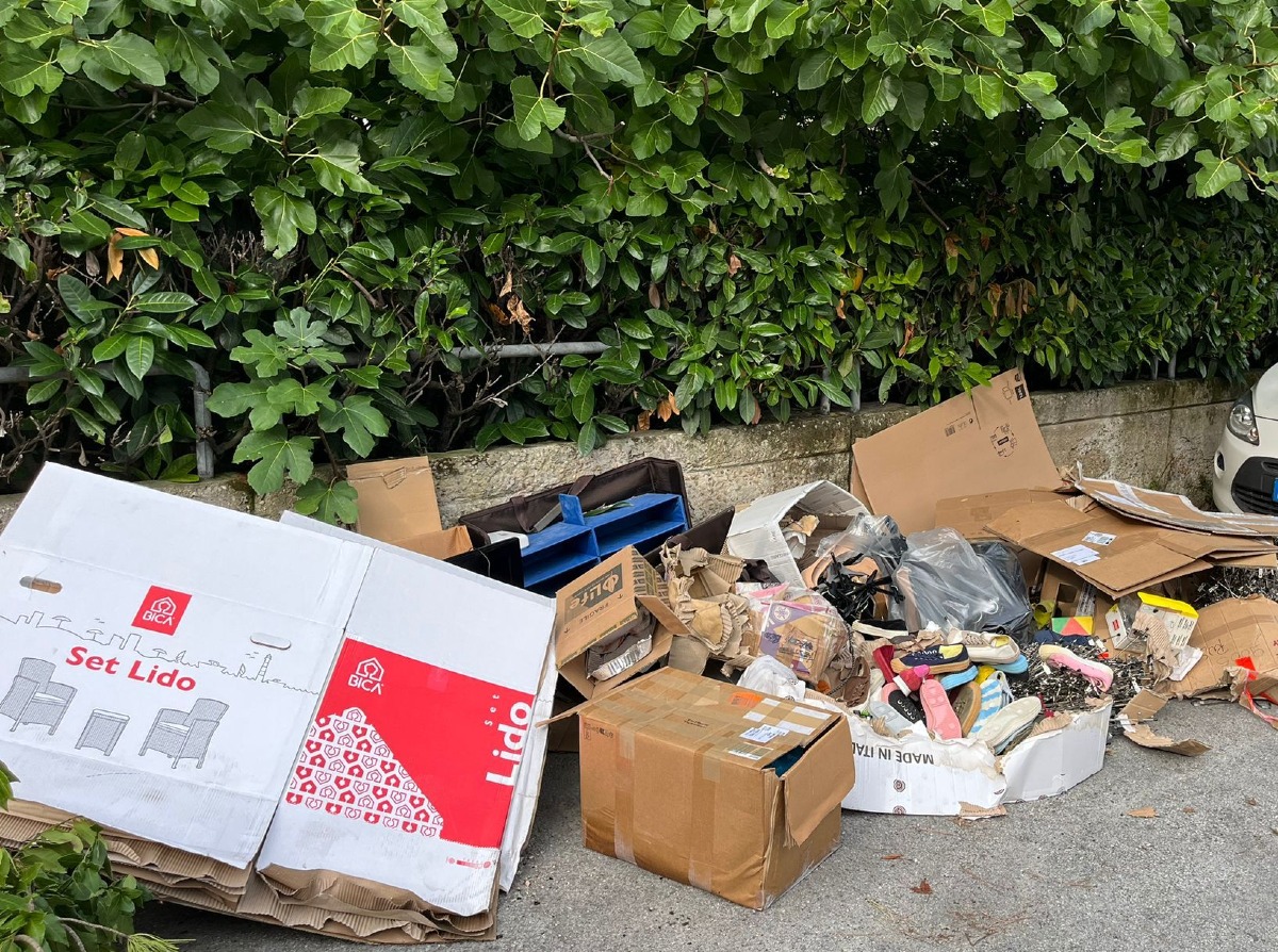 Scatole con scarpe e rifiuti ingombranti abbandonati in strada a Rimini. La segnalazione -