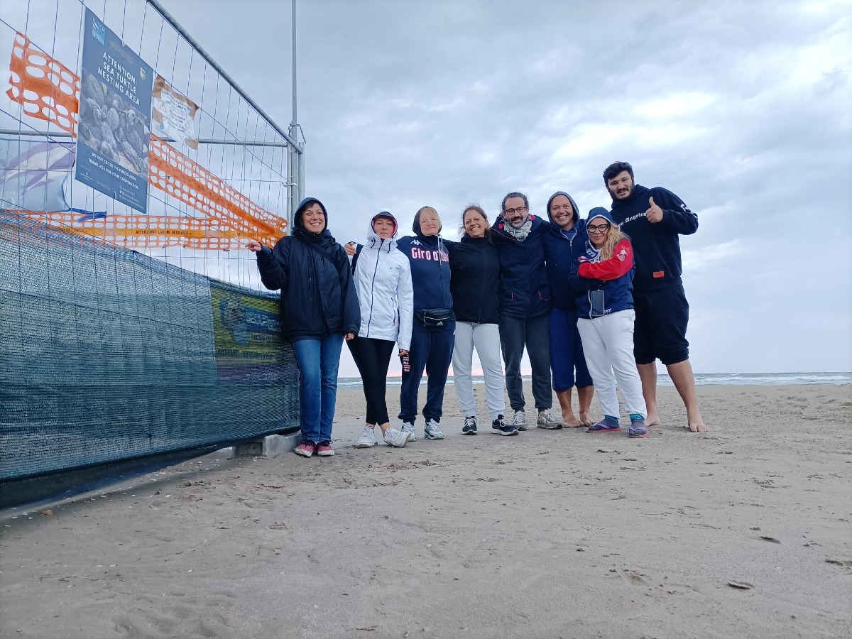 Riccione, volontari di Fondazione Cetacea vegliano sul nido di tartaruga durante il nubifragio -