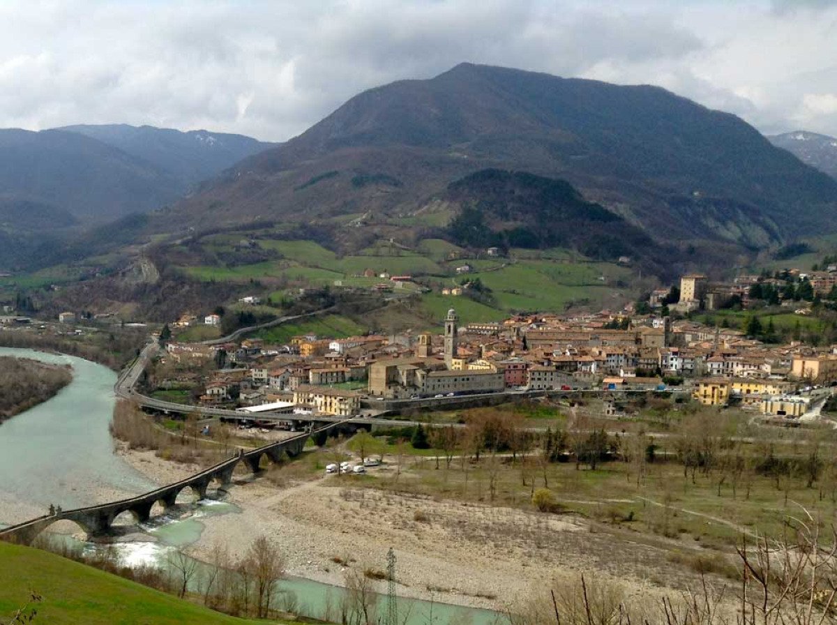 Il Ponte Gobbo che sfidò il diavolo e l’Abbazia di San Colombano che cambiò l’Europa - Foto: Trebbia/Wikipedia