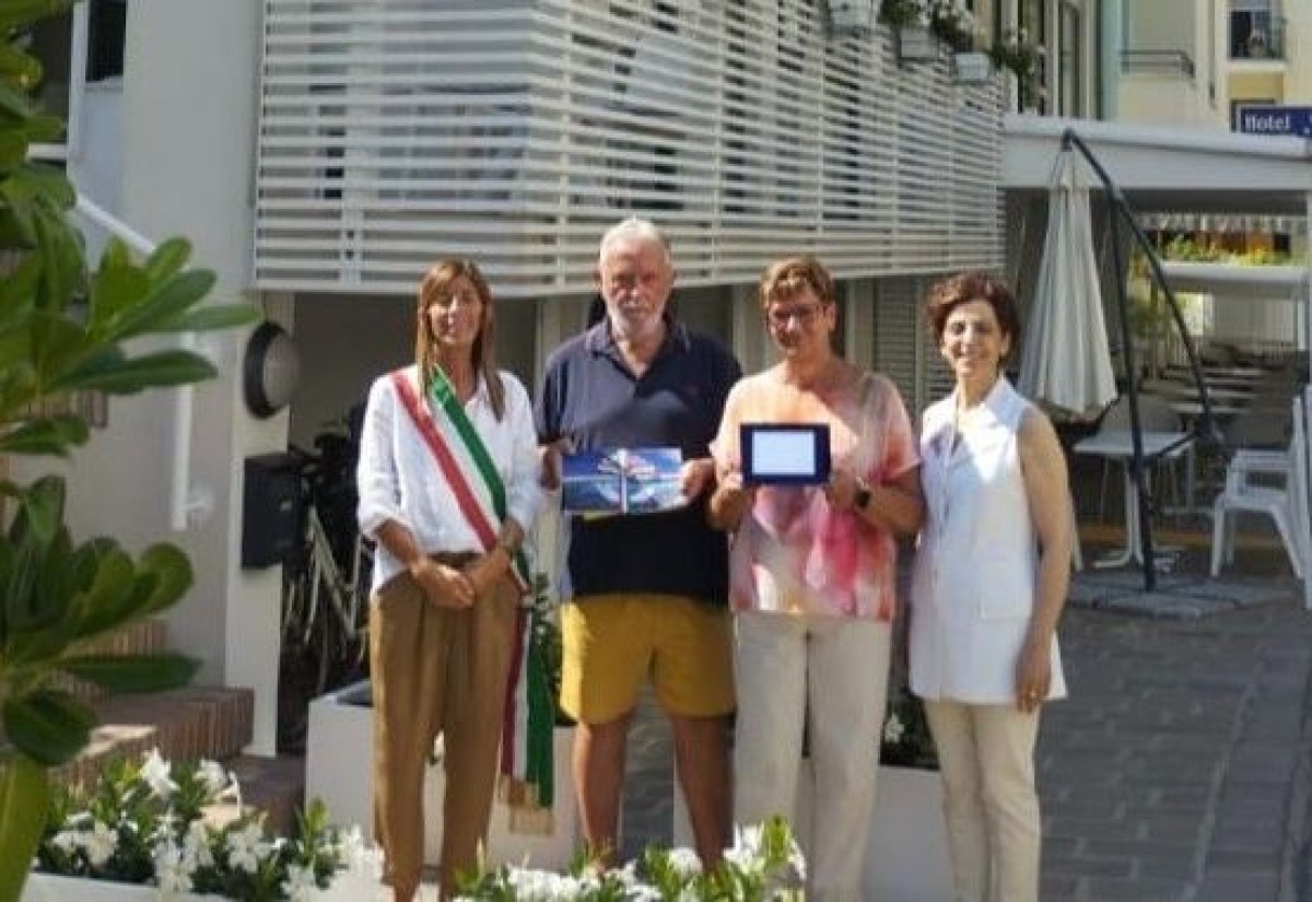 Da 65 anni in vacanza a Cattolica: a Donatella Tamborini la targa fedeltà -