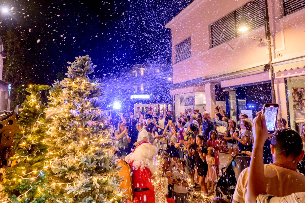 Inaspettata nevicata in pieno agosto: a Riccione è già Natale - Summer Christmas a Riccione