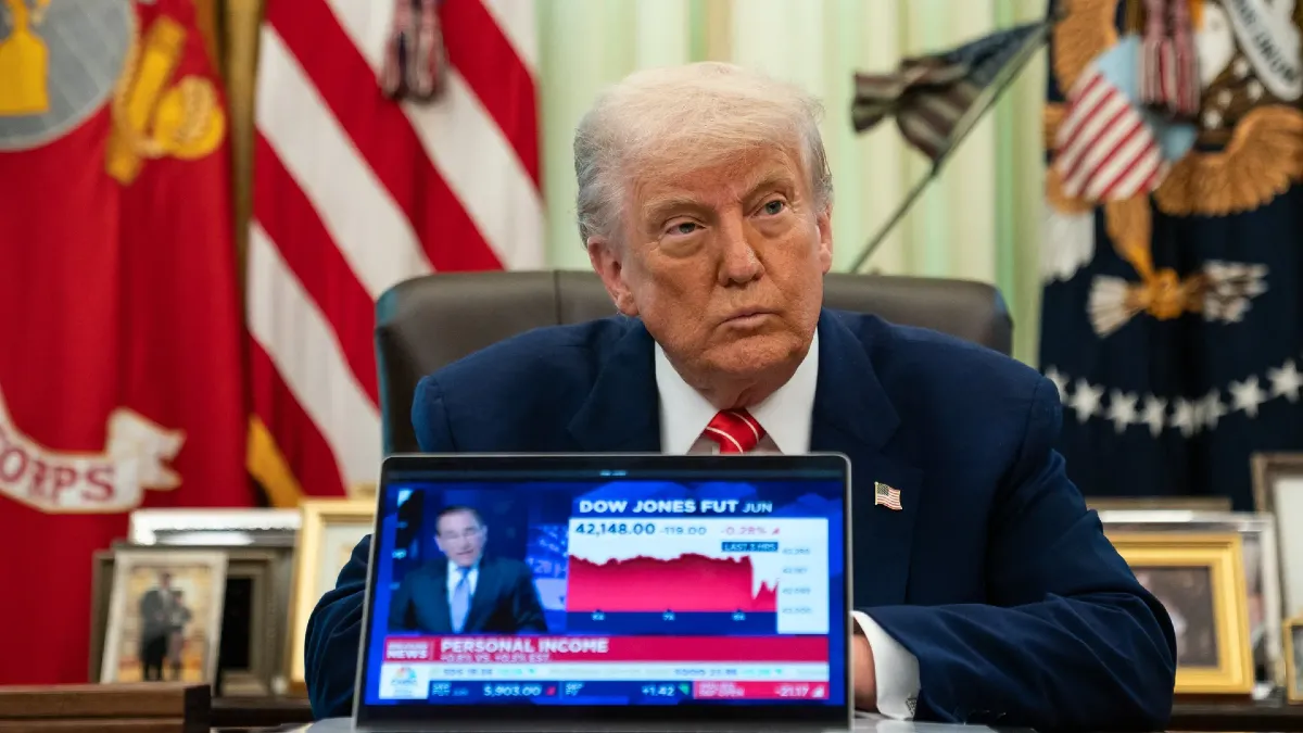 Trump evoca la revoca delle licenze per Abc e Nbc: “Una minaccia alla nostra democrazia” - Photo: Allison Robbert/Afp via Getty Images