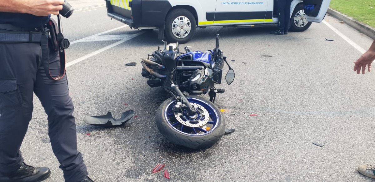 Incidente a Riccione: 25enne tampona un’auto e vola sopra altre vetture - La moto del giovane distrutta