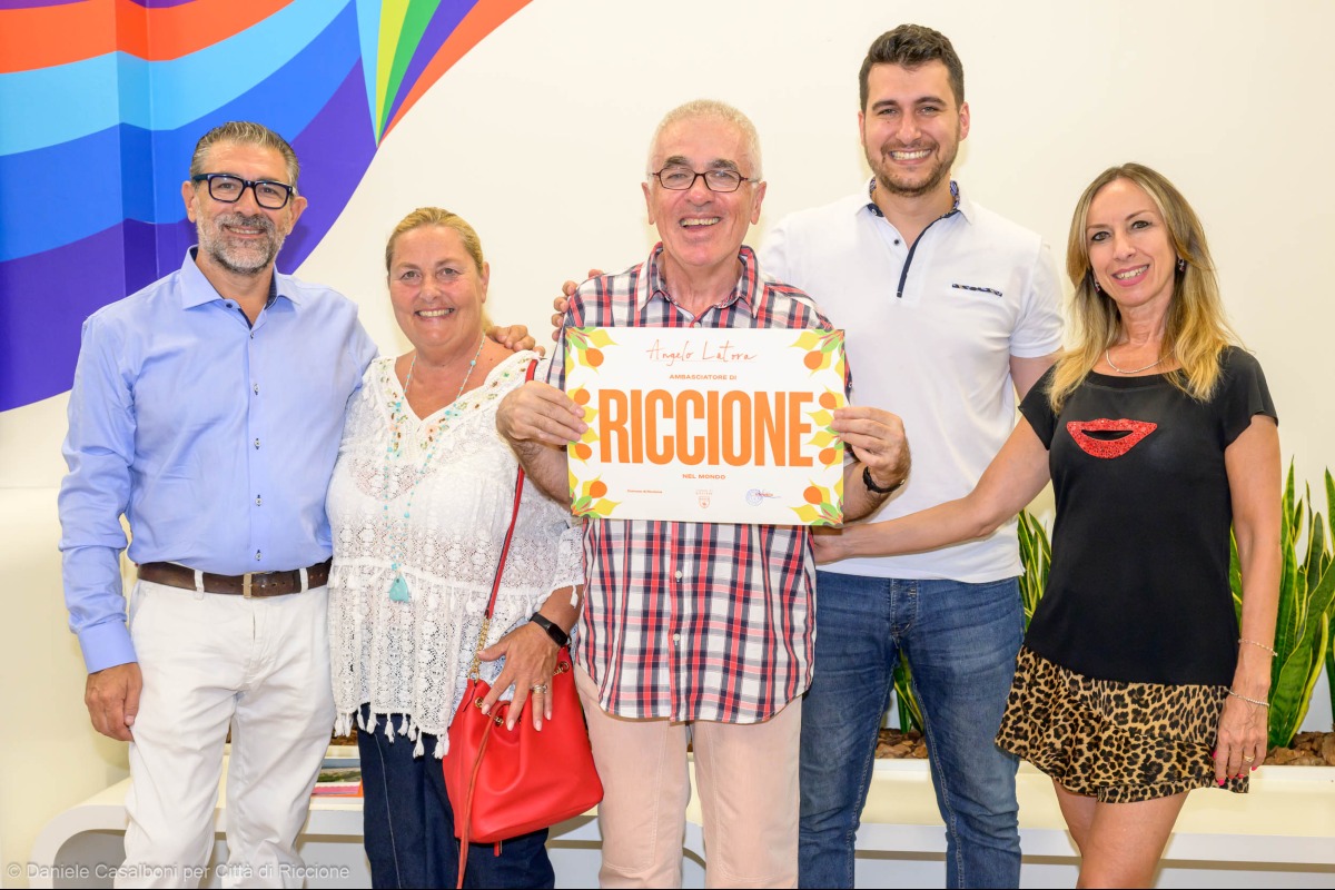 Trent’anni di fedeltà a Riccione: Angelo Latora nominato Ambasciatore della città - Ph Casalboni