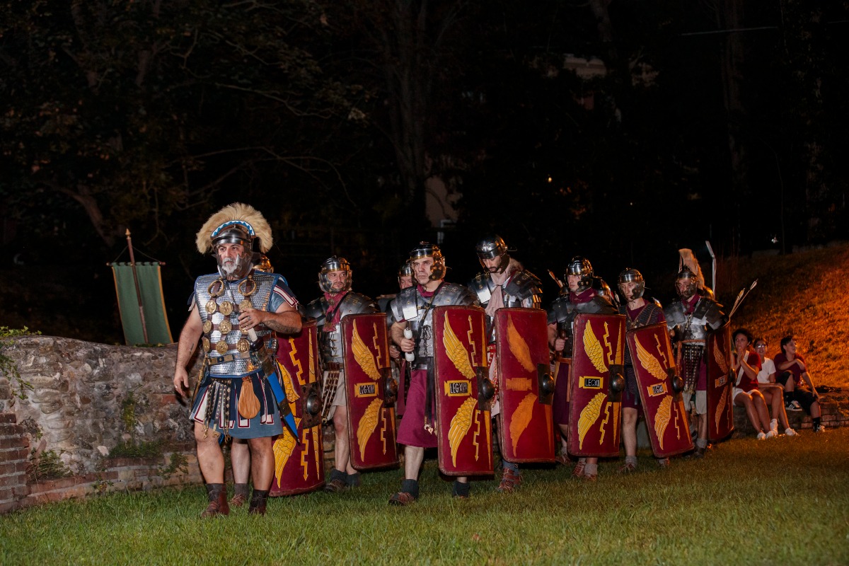 Un balzo indietro di 2mila anni: la Rimini romana rivive all'anfiteatro - foto di Giorgio Salvatori