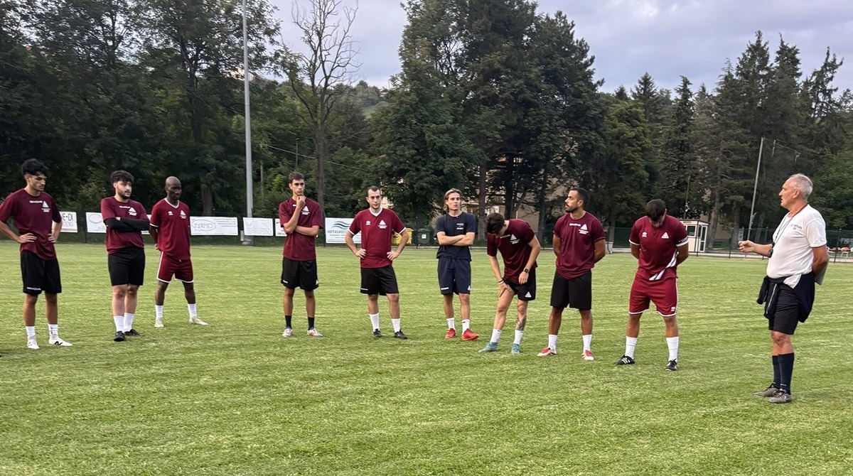 Perticara Calcio, l'anno della ripartenza: "In Terza? CI siamo già risollevati: corsi e ricorsi storici" - Perticara Calcio agli ordini di mister Moretti