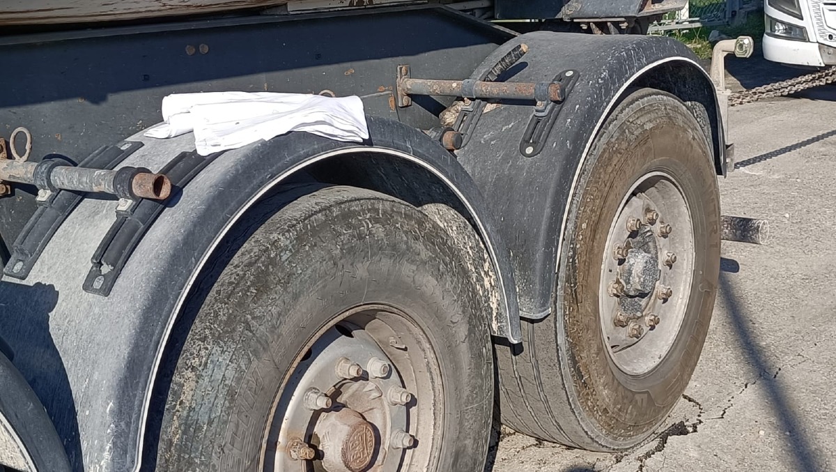 Resta incastrato sotto il camion carico di ghiaia: pauroso incidente, esce incolume - Ph Ballante
