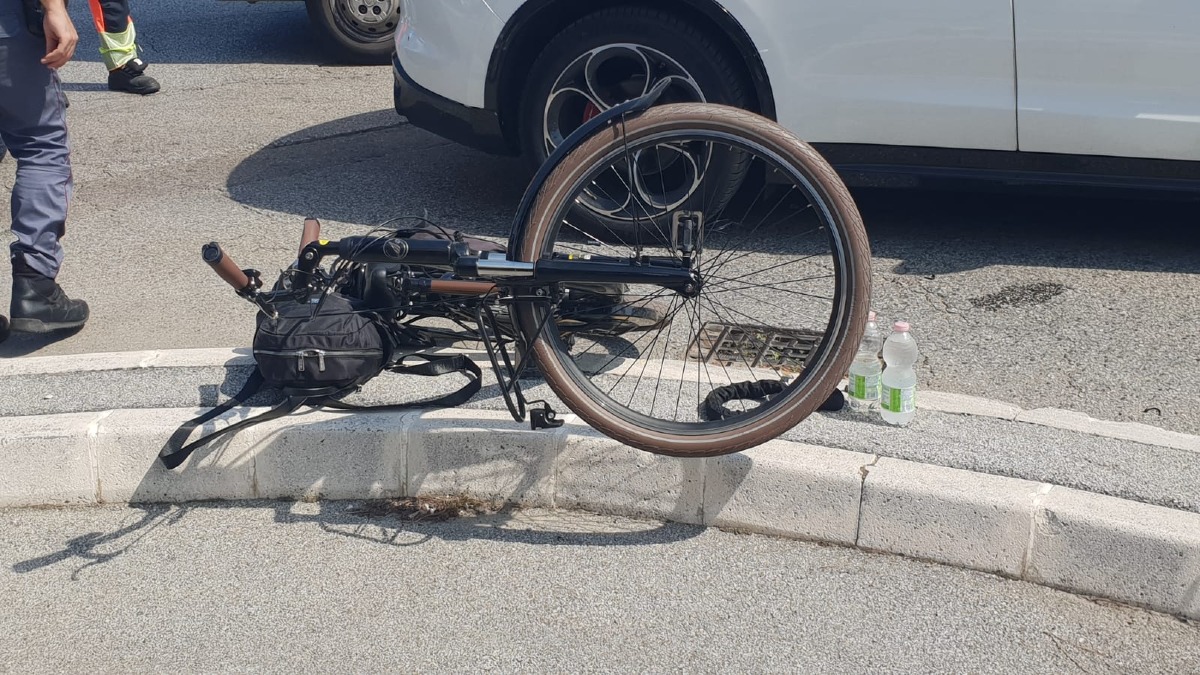 Incidente alla rotonda: ciclista ferita dopo lo scontro con un’auto - Il luogo dell'incidente