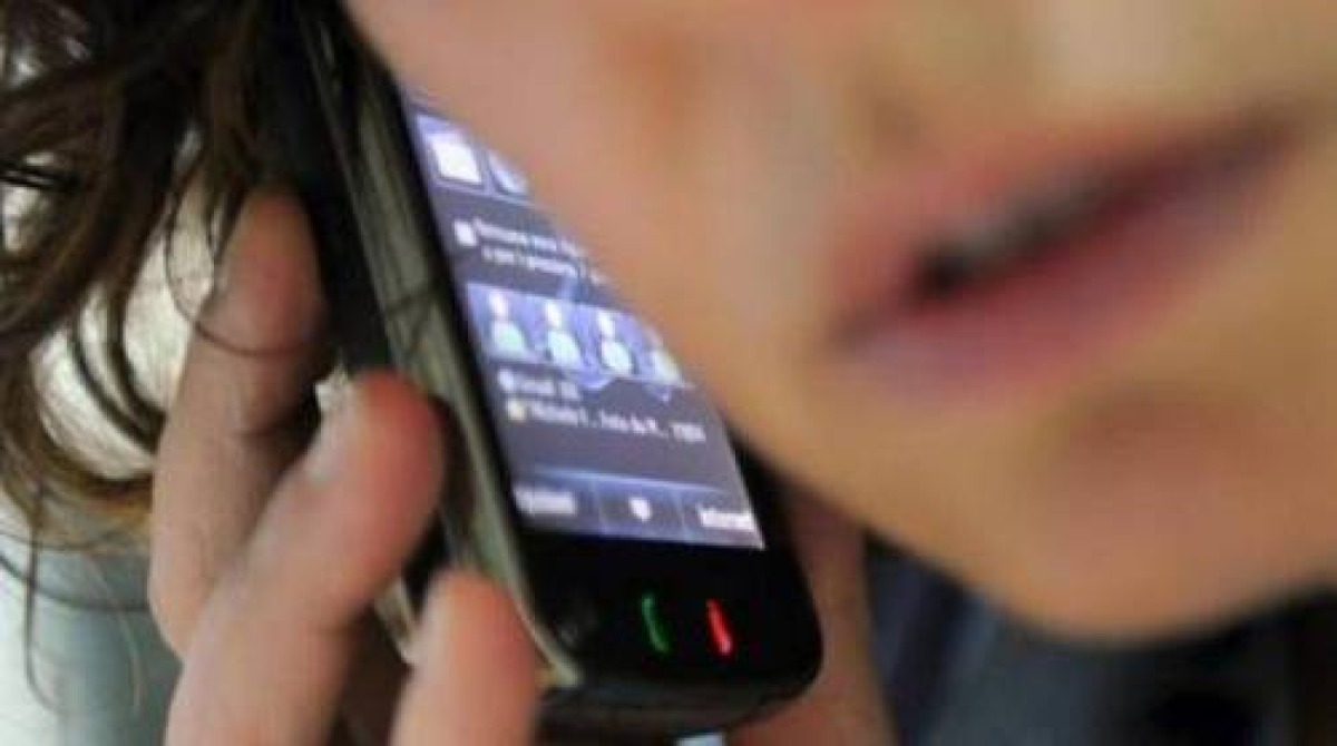 Rimini, perseguita la vicina perché voleva essere adottata: 36enne nei guai - Stalking - telefono - Repertorio (dal web)
