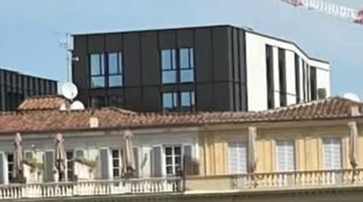 Firenze, la Procura apre un fascicolo sul “cubo nero” in centro - Il cubo nero