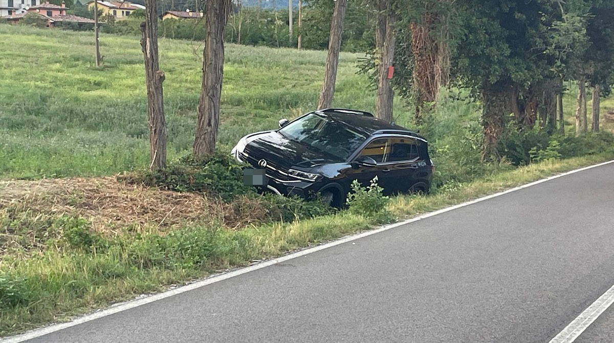 Sfiora la morte per un infarto dopo l’incidente: salvato dai carabinieri di Novafeltria con la rianimazione - L'auto del giovane nel fosso dopo aver evitato l'incidente