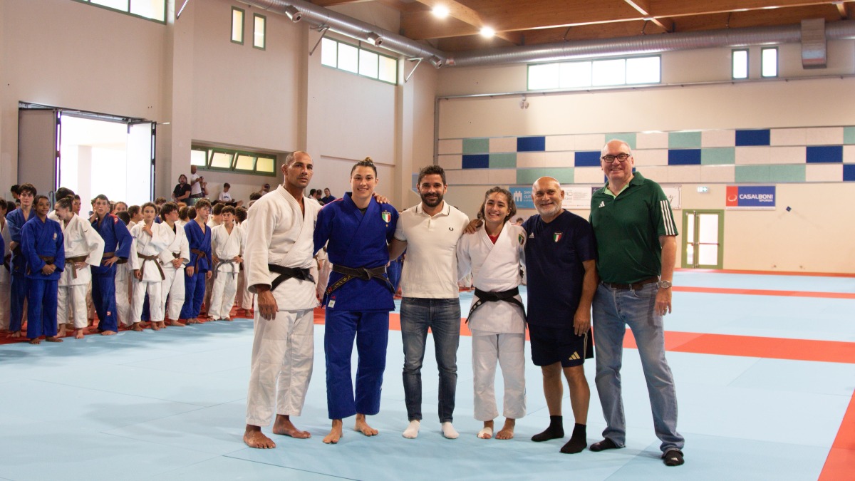 Assunta Scutto e Alice Bellandi ricevono i nuovi judogi da campionesse del mondo -