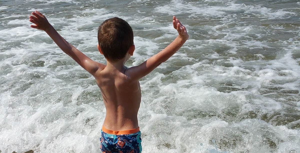 Pranzo vietato a famiglia con bambino piccolo, Biagini: "Togliere la concessione al titolare del bagno" - Bambino in spiaggia PH Repertorio