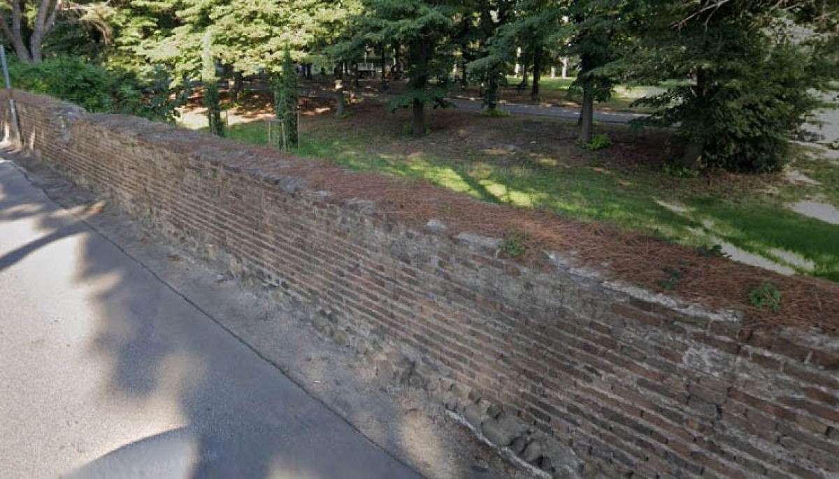 Rimini, via libera al restauro delle mura storiche: primo intervento da 60.000 euro - Mura antiche di Rimini in via Bastioni Orientali