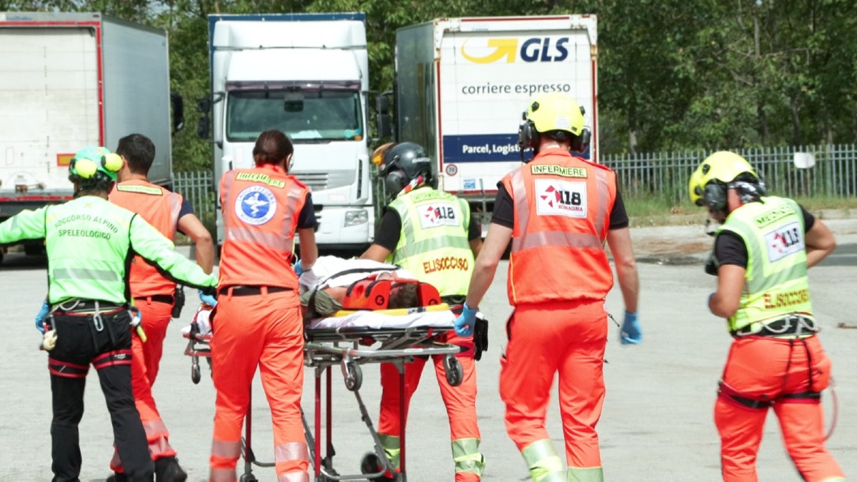 Cede il tetto del capannone al Gros di Rimini, operaio precipita da 11 metri -