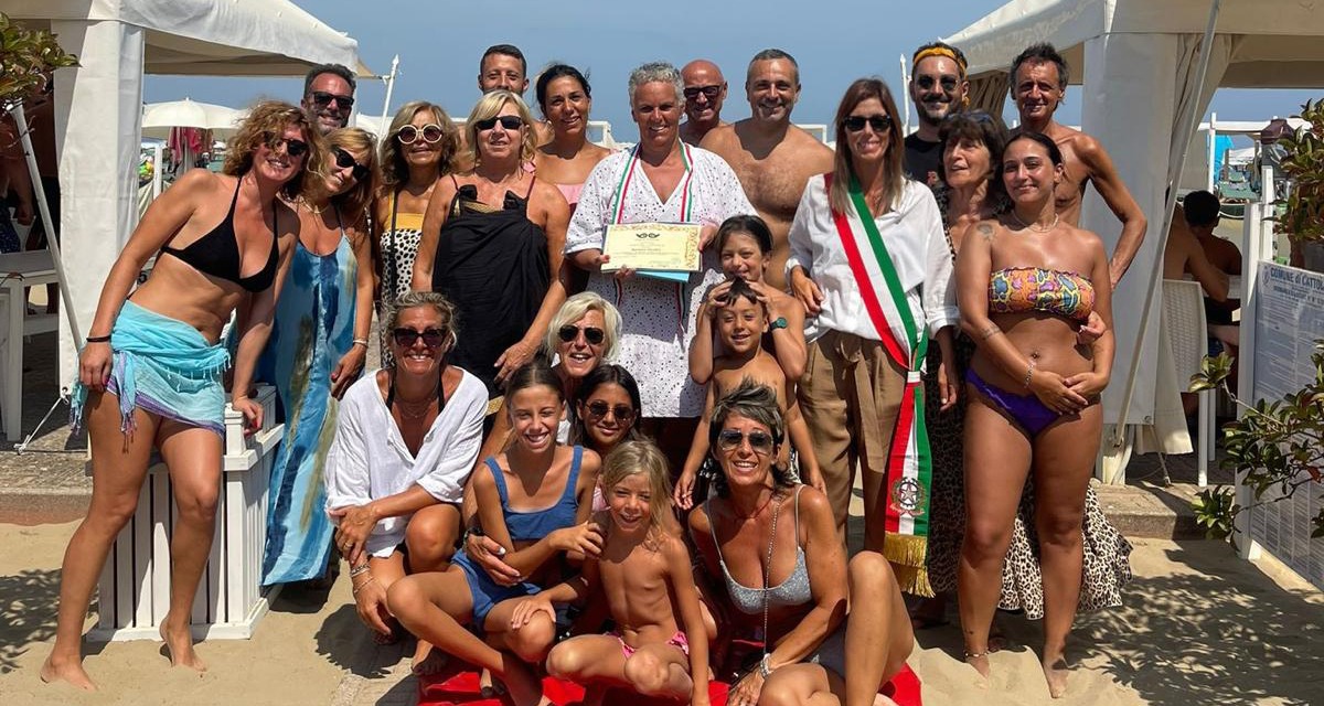 "Qui mi sento a casa": Cattolica premia la fedeltà di una turista speciale - Assessora Bartolucci premia Barbara Vecellio