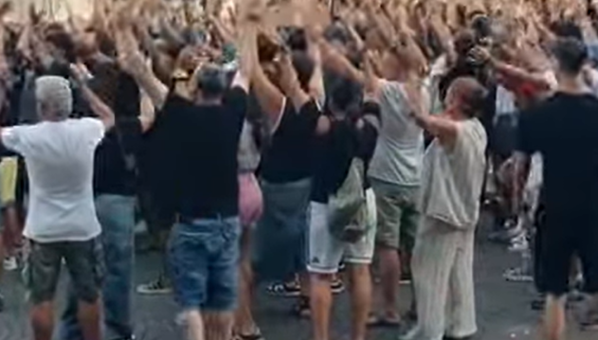 Rimini Calcio, nuova protesta dei tifosi contro la società - Un fermo immagine della protesta in piazza Cavour