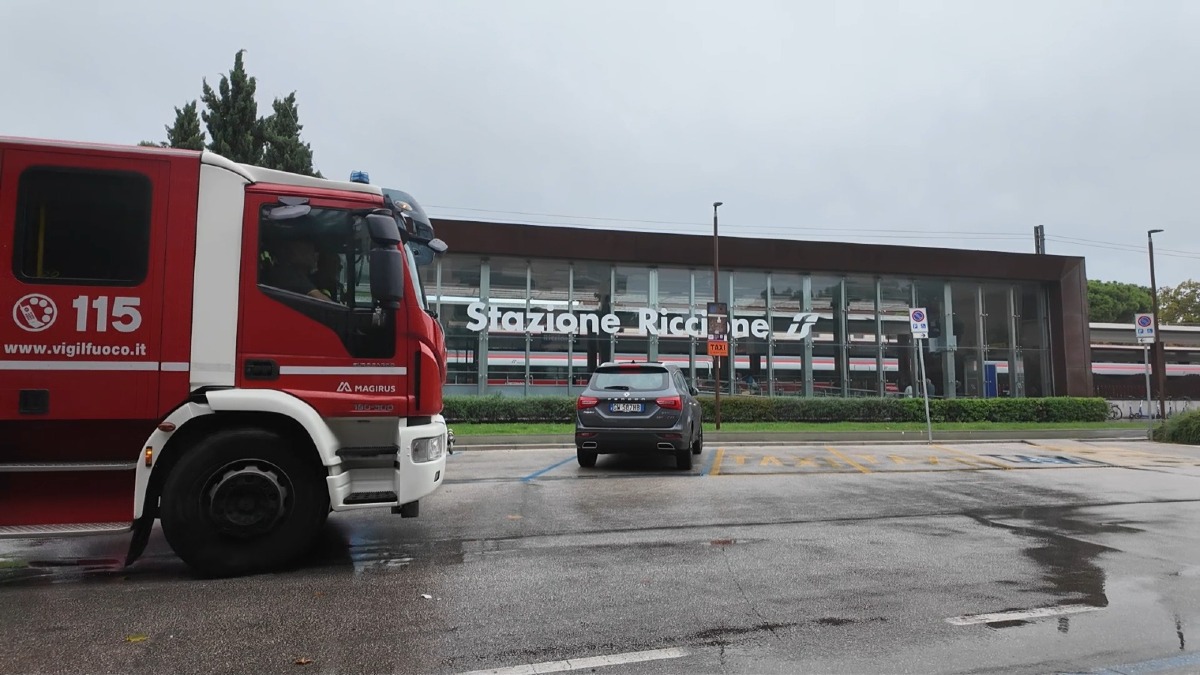 Fumo dal treno a Riccione: passeggeri evacuati e traffico ferroviario bloccato - 