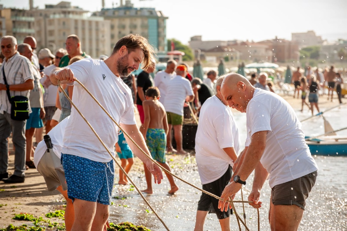 Antichi gesti e tradizioni: la “Tratta” riporta Cattolica alle sue radici -