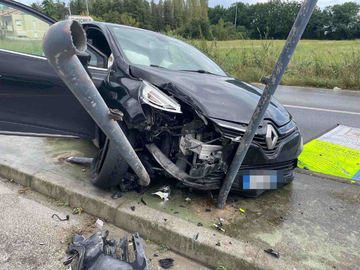 Scontro sulla Santarcangiolese, auto con bimba a bordo si schianta contro i cartelli stradali -