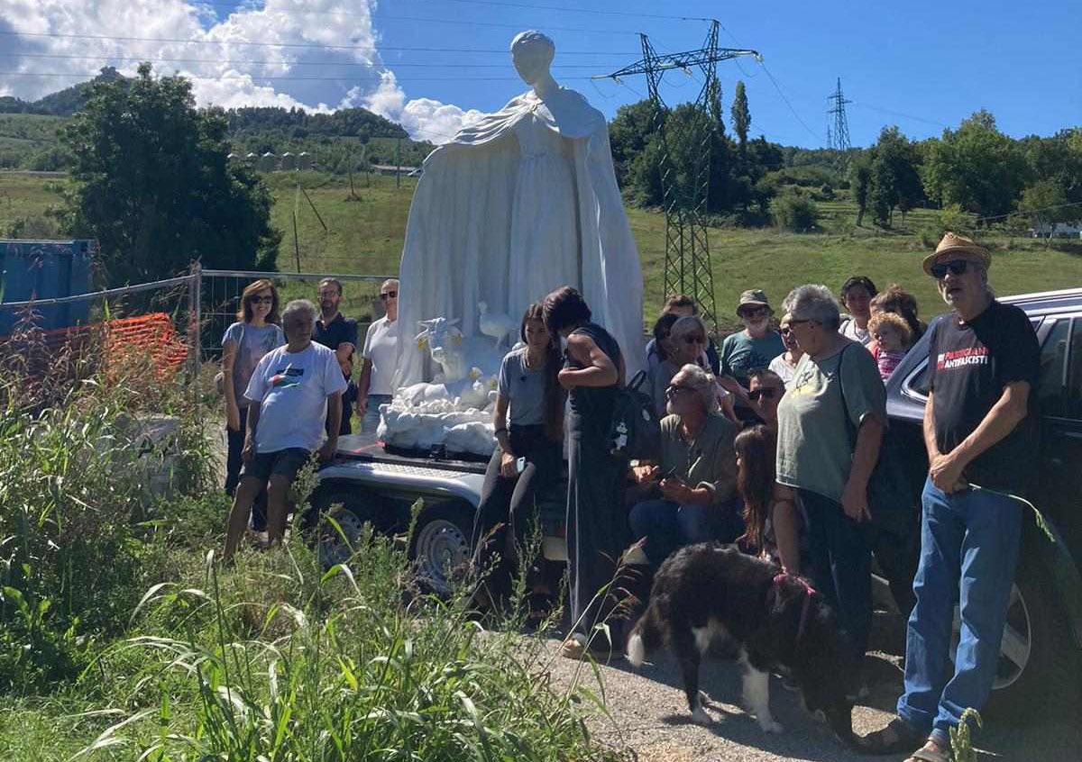 Fileni, alla Cavallara arriva la scultura contro gli allevamenti intensivi -
