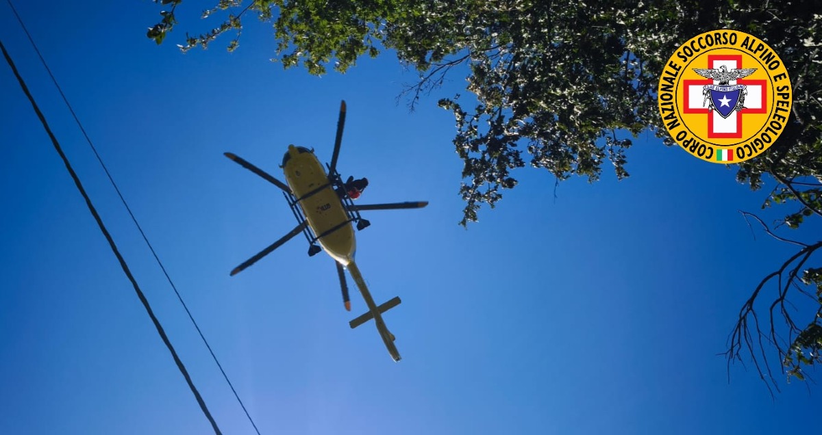 Talamello, 70enne cade in mountain bike: recuperato col verricello - Elicottero del Soccorso Alpino