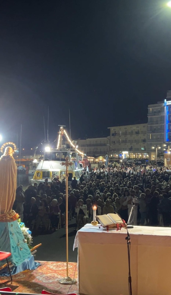 Cattolica celebra la Madonna del Mare, in testa al corteo il Vescovo Anselmi -