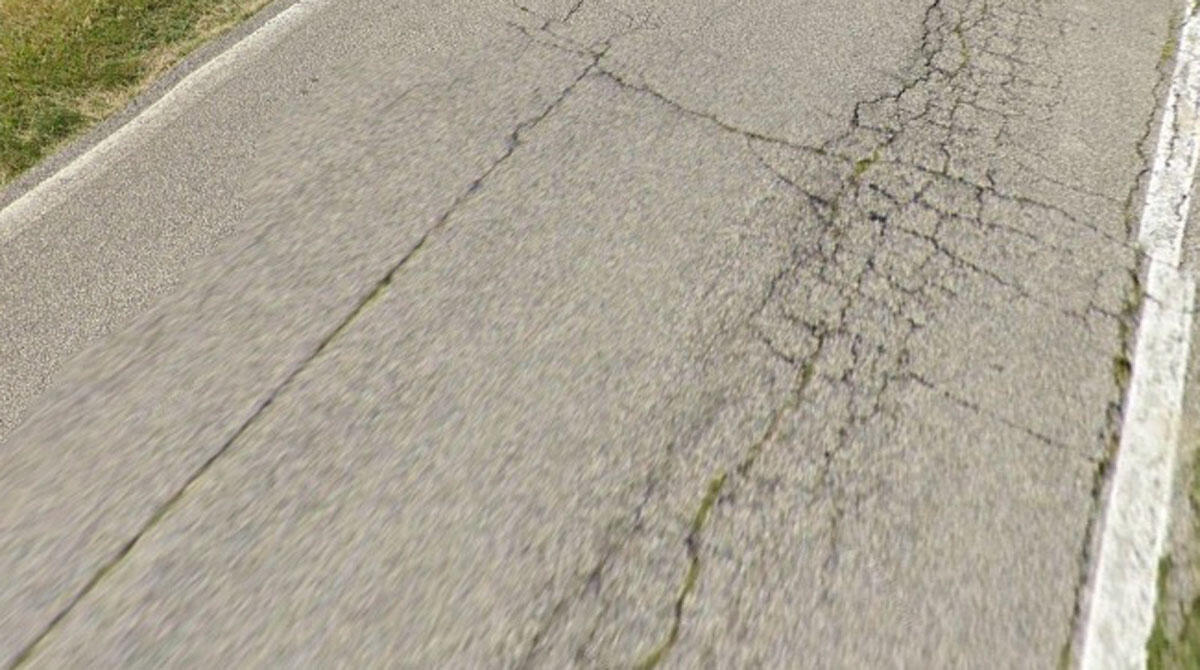Frane e asfalto danneggiato in via Marignano: al via l'importante cantiere - Un tratto di via Marignano
