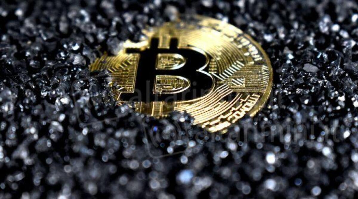 Btc Miner è pioniere nell'uso dell'intelligenza artificiale nella gestione della potenza di calcolo del cloud mining, garantendo profitti garantiti - Una moneta con il logo Bitcoin