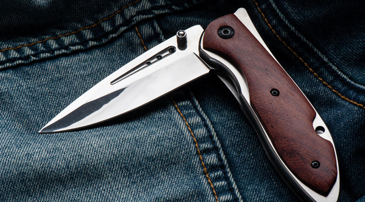 Minacciato con un coltello da un minorenne: tensione al centro La Fornace - Un coltello a serramanico, foto di repertorio