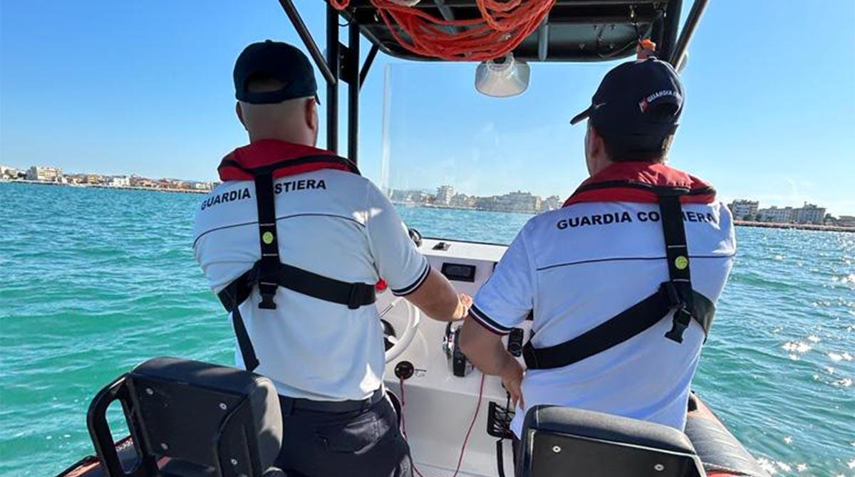 Catamarano alla deriva per il maltempo: morto lo skipper, salvi quattro passeggeri - Personale della Guardia Costiera impegnato nei controlli