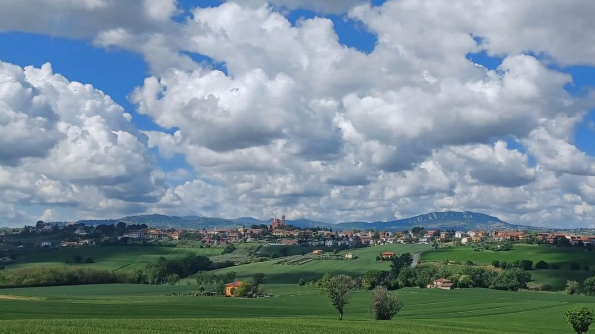 Il paesello dell’Emilia Romagna che nasconde rocche, misteri, colline e un’eredità inaspettata - Foto: Carciups/Wikipedia