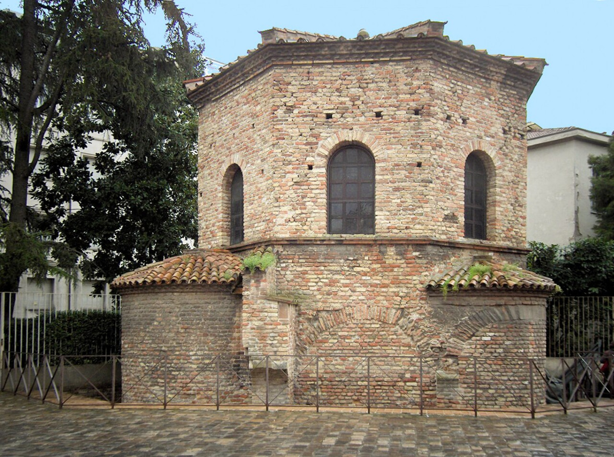 Un capolavoro nascosto nel cuore di Ravenna: il tempio segreto dai messaggi sorprendenti - Foto: Georges Jansoone/Wikipedia