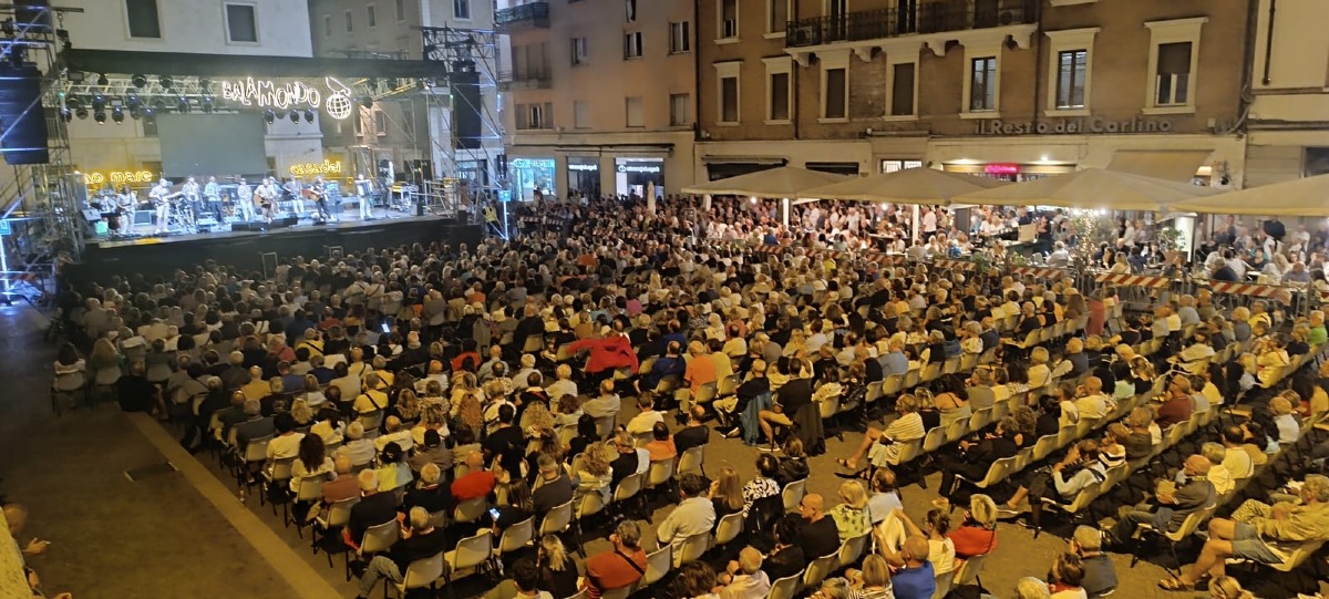 Rimini, Nomadi e Mirko Casadei riempiono piazza Cavour, suggestivo teatro a cielo aperto -