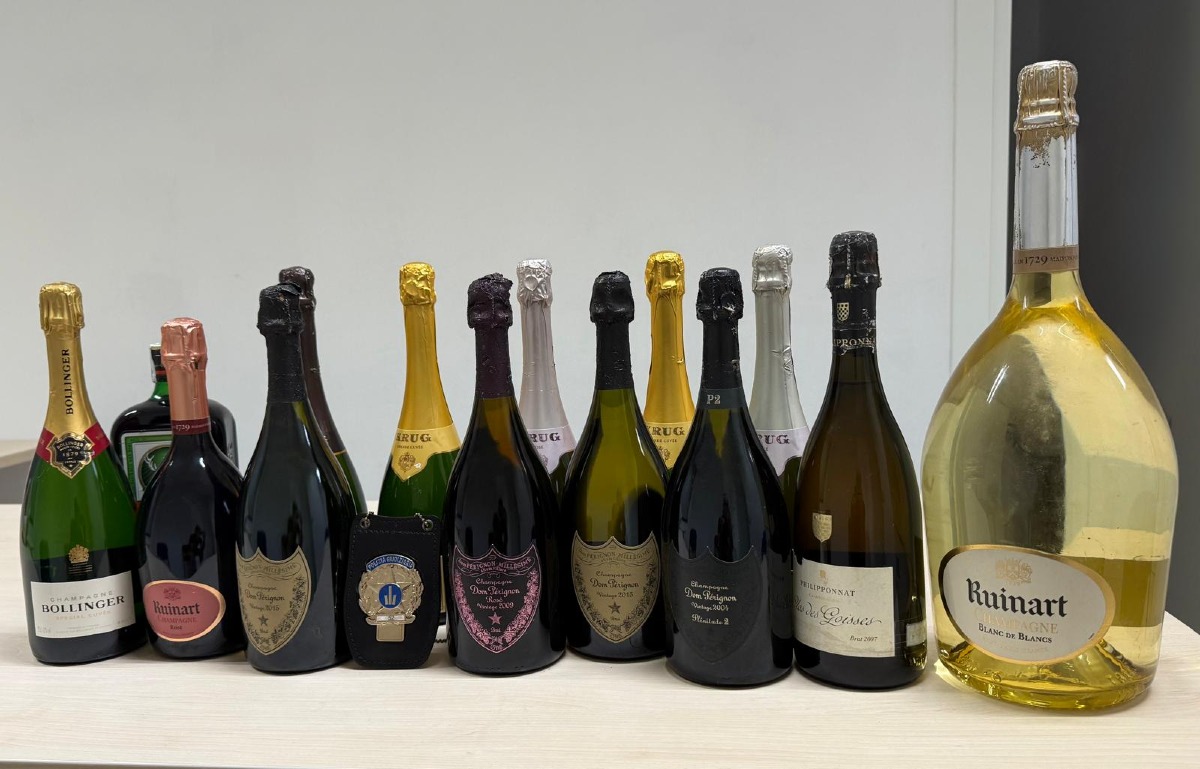 Tre furti di champagne nello stesso ristorante riccionese: 14 bottiglie rinvenute nella stanza di un hotel - Le bottiglie rinvenute